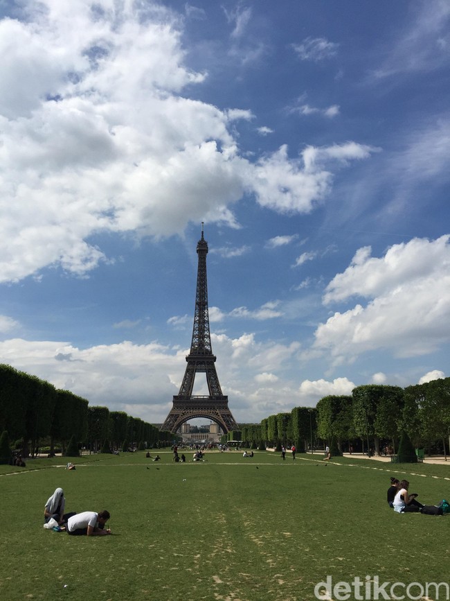 Selain belanja, berkunjung ke Menara Eiffel juga tak boleh dilewatkan saat kamu berlibur di Paris, Prancis. Tak perlu naik ke menara setinggi 342 meter itu untuk menikmati keindahannya. Dari segala sudut, kamu sudah bisa merasakan pesona Eiffel.  Foto: Daniel Ngantung/Wolipop