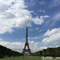 Selain belanja, berkunjung ke Menara Eiffel juga tak boleh dilewatkan saat kamu berlibur di Paris, Prancis. Tak perlu naik ke menara setinggi 342 meter itu untuk menikmati keindahannya. Dari segala sudut, kamu sudah bisa merasakan pesona Eiffel.  Foto: Daniel Ngantung/Wolipop