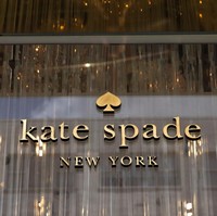 Desainer yang meninggal dunia dalam usia 55 tahun itu telah memiliki lebih dari 140 toko retail dan outlet di seluruh Amerika Serikat dan 175 toko lainnya di berbagai belahan dunia. Dia pun memiliki kantor dan butik seluas hampir 1.000 m2 di New York. Pada saat dia wafat, kekayaannya diprediksi bernilai US$ 200 juta atau sekitar Rp 2,8 triliun. Foto: Dok. Getty Images