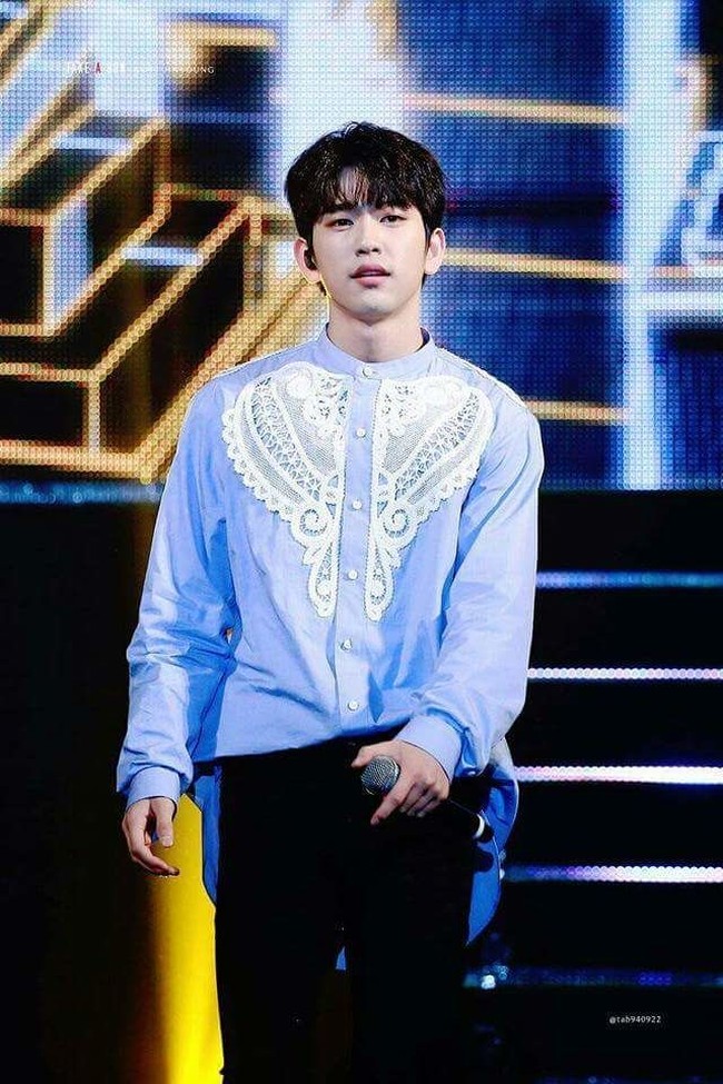 Ademnya lihat Jinyoung pakai baju koko bernuansa biru. Foto: Istimewa