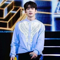 Ademnya lihat Jinyoung pakai baju koko bernuansa biru. Foto: Istimewa