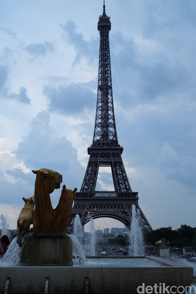 Air mancur Jardin du Trucadero membuat pemandangan Menara Eiffel terasa dramatis! Foto: Daniel Ngantung/Wolipop