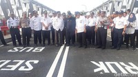 Ini Bina Marga sudah sesuai dengan perencanaan. 42 hari selesai. Jembatan ini sudah diperbaiki dengan dan dilakukan tes, kata Pakde Karwo, sapaan akrab Gubernur Jatim, saat pembukaan Jembatan Babat. (Foto: Ainur Rofiq/detikcom)