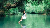 Selain menyusuri sungai dengan perahu, pantai ini juga punya ayunan di atas air. Foto di sini pasti instagrammable kan? (farahanastasia/Instagram)