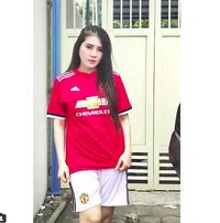 Via Vallen, Fans Berat MU yang Dilecehkan Pesepakbola
