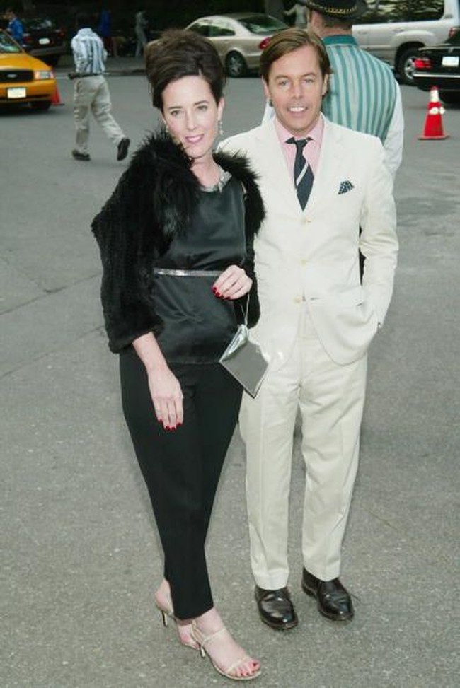 Desainer Kate Spade meninggal secara mengenaskan di apartemennya. Ia bunuh diri dengan cara gantung diri menggunakan scarf. Ditemukan juga surat wasiat yang isinya cukup misterius. Foto: Getty Images