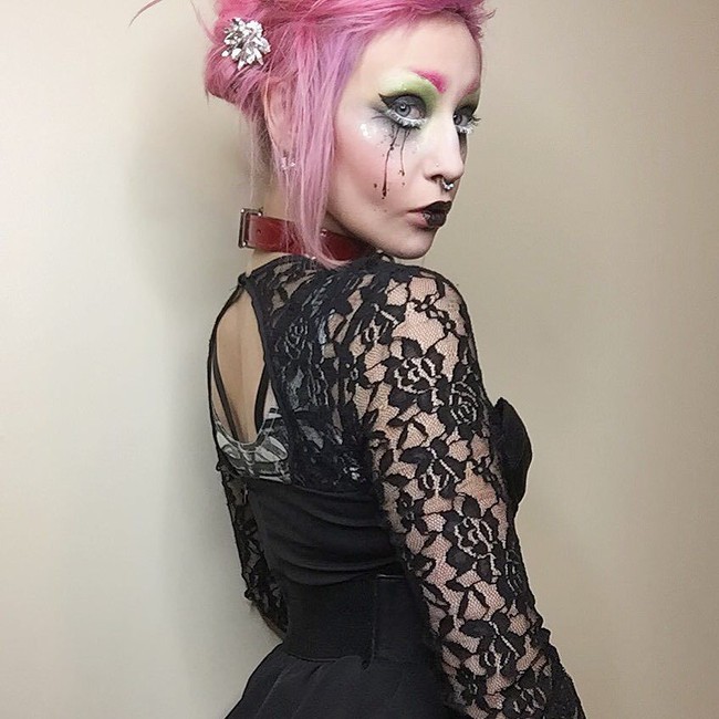 Tak hanya makeup dan busana, Toshi pun melengkapi penampilannya dengan tato seperti sendi boneka di bagian lutut. Foto: Instagram Toshi Salvino