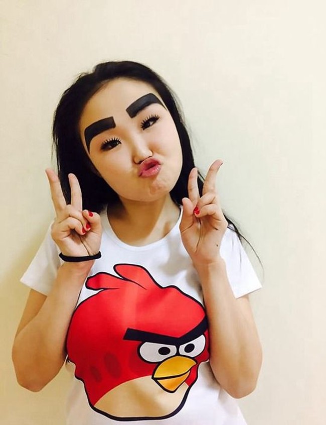 Penampilan alis Anzhelika Protodyakonova sempat mengejutkan internet beberapa tahun lalu. Ketika itu Anzhelika membuat alisnya sangat tebal hingga hampir memenuhi bagian dahinya. Orang-orang pun menyebutnya alis Angry Bird karena mirip karakter game yang kali itu sedang hitz. Foto: Instagram