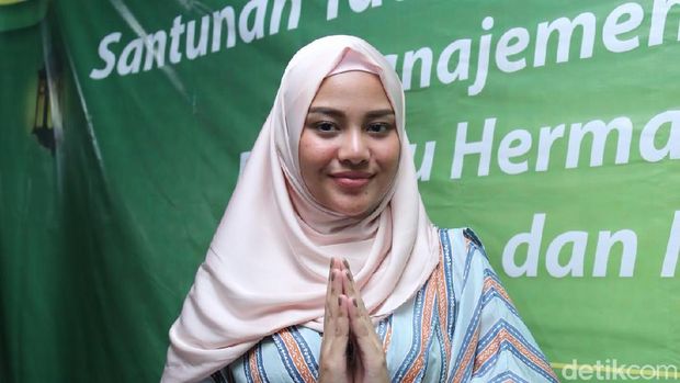 Kaki Aurel yang Jadi Sorotan, Ayu Ting Ting Pamer Pundak