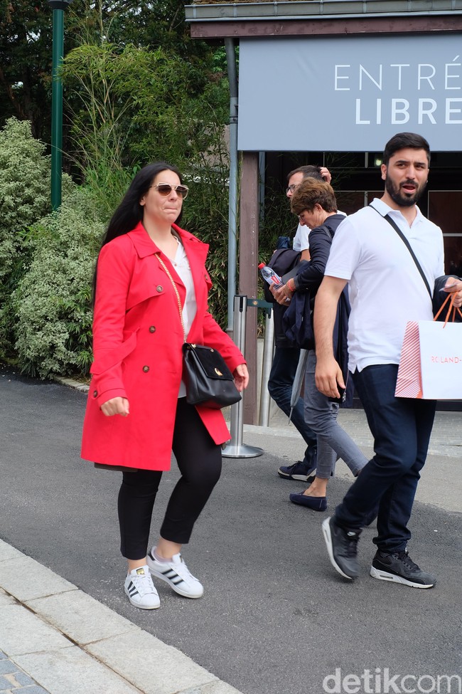 Outerwear merah juga menjadi tren mode tersendiri di Roland Garros 2018. Banyak yang memakainya sebagai busana penghangat yang trendi. Foto: Daniel Ngantung/Wolipop