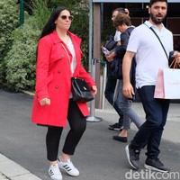 Outerwear merah juga menjadi tren mode tersendiri di Roland Garros 2018. Banyak yang memakainya sebagai busana penghangat yang trendi. Foto: Daniel Ngantung/Wolipop