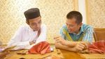 Intip Gaya Ngopi Ustaz Felix Siauw Bareng Istri dan Temannya di Sini