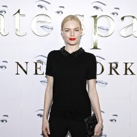 Kate Bosworth tampil edgy berbalut pakaian serba hitam dari Kate Spade. Foto: Dok. Getty Images