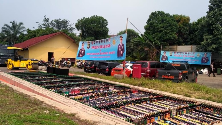 Polres Tangsel Musnahkan 10 Ribu Botol Miras dan Petasan