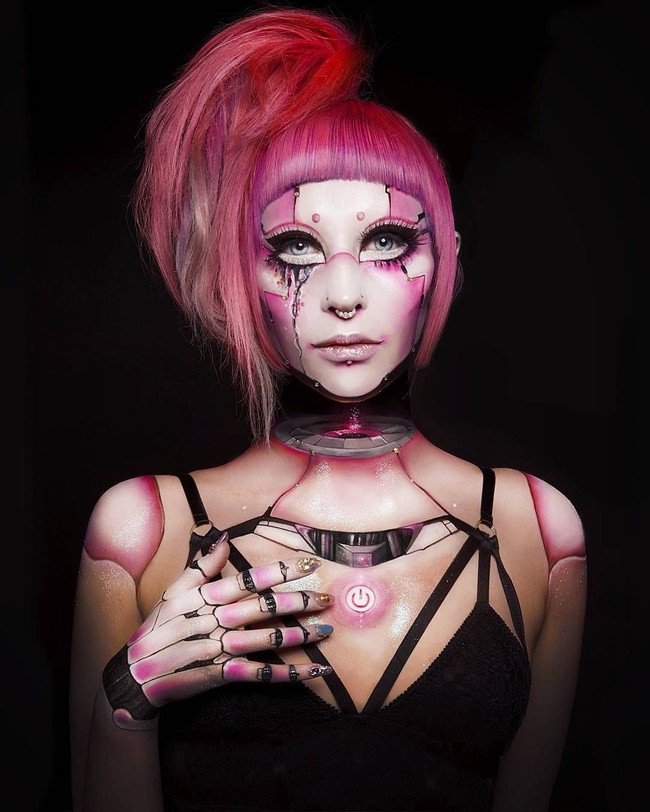 Toshi juga sering tampil sebagai boneka di berbagai acara. Ia mengaku senang menggunakan imejnya untuk menyebarkan keceriaan. Jika anak kecil melihatku dan mereka berpikir aku seorang peri dan mereka pikir peri itu nyata maka itu membuatku bahagia, tuturnya. Foto: Instagram Toshi Salvino