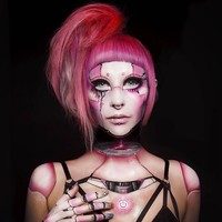 Toshi juga sering tampil sebagai boneka di berbagai acara. Ia mengaku senang menggunakan imejnya untuk menyebarkan keceriaan. Jika anak kecil melihatku dan mereka berpikir aku seorang peri dan mereka pikir peri itu nyata maka itu membuatku bahagia, tuturnya. Foto: Instagram Toshi Salvino