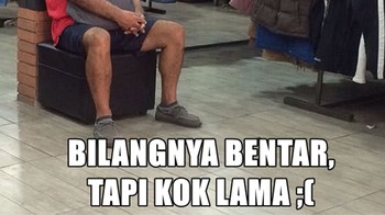 Bapak sedih bu karena belanjanya kelamaan. (Foto: Internet)