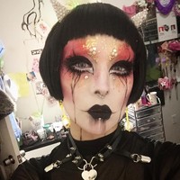 Setelah ditato aku merasa bahkan tanpa makeup aku bisa tetap membawa persona boneka, sedangkan dulu aku tidak merasa seperti diriku sendiri tanpa pakai makeup, tutur Toshi. Foto: Instagram Toshi Salvino