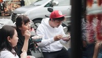 Sepertinya Chelsea dan Glenn sedang makan sajian berkuah hangat. Lihat tuh Chelsea sangat menikmati banget. Foto: Instagram @glennalinskie