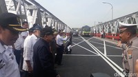 Tepat pada pukul 08.00 WIB pagi tadi, Jembatan Babat resmi dibuka untuk umum setelah sempat ambrol pada April silam. Pembukaan kembali Jembatan Babat disaksikan langsung oleh Gubernur Jatim, Soekarwo didampingi pejabat dari Kementerian PUPR, Dinas Perhubungan Jatim dan Bupati Tuban Fathul Huda. (Foto: Ainur Rofiq/detikcom)