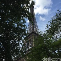 Menara Eiffel tetap photogenic saat difoto di sela-sela rimbunan pohon di taman sekitarnya. Saat ini, area bawah Menara Eiffel sedang melalui proses pemugaran sehingga tidak bisa dilewati pengunjung. Foto: Daniel Ngantung/Wolipop