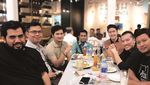 Intip Gaya Ngopi Ustaz Felix Siauw Bareng Istri dan Temannya di Sini