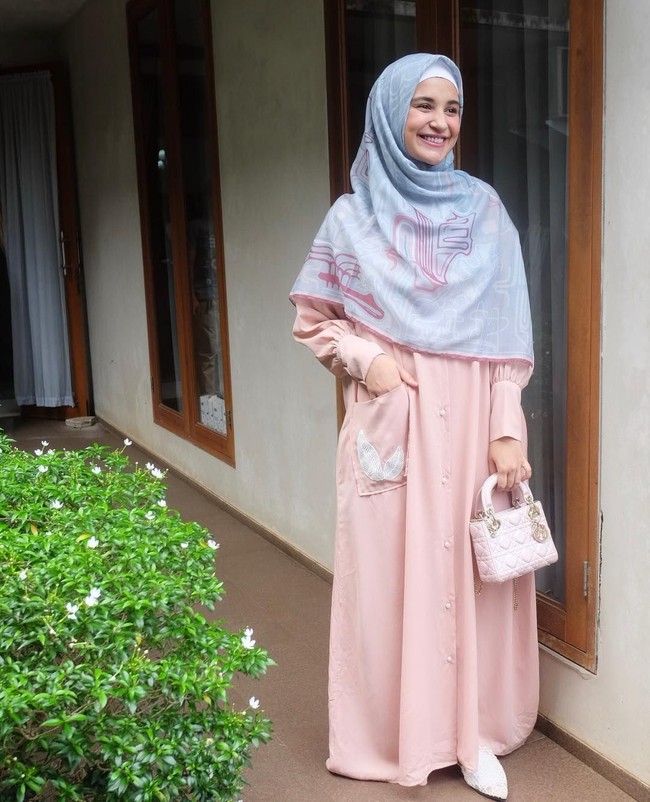 Untuk brand Zashi, Shireen Sungkar memadupadankan busana kasual jadi tetap syari. Tampilan seperti ini cocok untuk bersilaturahmi bersama sanak saudara di Hari Raya. Foto: Instagram/ShireenSungkar