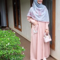 Untuk brand Zashi, Shireen Sungkar memadupadankan busana kasual jadi tetap syari. Tampilan seperti ini cocok untuk bersilaturahmi bersama sanak saudara di Hari Raya. Foto: Instagram/ShireenSungkar