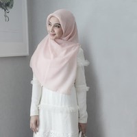 Busana syari tak selalu berbentuk dress. Jumpsuit ini disulap Zaskia Sungkar dan Barli Asmara jadi terlihat sopan, anggun, dan tetap syari. Foto: Instagram/KiabyZaskiasungkar