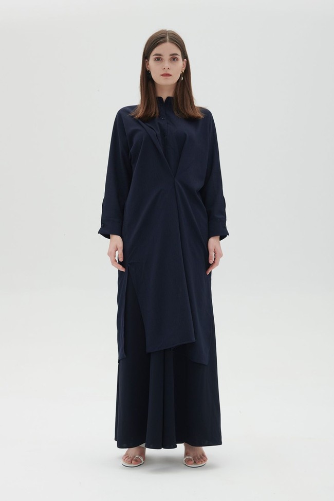 Anda yang kurang menyukai kaftan, mungkin bisa melirik opsi tunik. Pilihannya yang simpel namun stylish dihadirkan Shop at Velvet. Adjana Tunic seharga Rp 389 ribu tersebut hadir opsi warna biru dan cokelat. Foto: Shopatvelvet