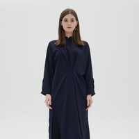 Anda yang kurang menyukai kaftan, mungkin bisa melirik opsi tunik. Pilihannya yang simpel namun stylish dihadirkan Shop at Velvet. Adjana Tunic seharga Rp 389 ribu tersebut hadir opsi warna biru dan cokelat. Foto: Shopatvelvet