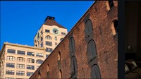 Salah satu bangunan bersejarah di kota New York ini memiliki nama DUMBO Clock Tower. Menara jam ini berada diatas sebuah bangunan perumahan di lingkungan DUMBO Brooklyn (berdiri untuk Down Under Manhattan Bridge Overpass). Dibangun bersama dengan sebuah kondominium mewah, menara jam ini memiliki nilai investasi lebih dari 15 juta US Dollar dan menjadikannya kondominium termahal yang pernah dijual di wilayah New York. Eugene Gologursky/Getty Images for Esquire