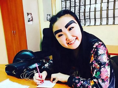 Tampil dengan Alis 'Angry Birds', Wanita Ini Mendadak Tenar