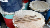 Bedug menggunakan bahan dasar kulit sapi dan kambing.