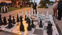 Foto: Ada permainan papan catur raksasa di Denizkenari Milli Park (Nograhany WK/detikcom)
