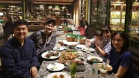 Bersama keluarga, terlihat ada banyak makanan di meja lengkap dengan aneka minuman dinginnya. Foto: Instagram @glennalinskie
