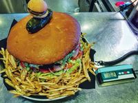 Hebat! Wanita Ramping Ini Coba Habiskan Burger Seberat 4,5 Kg