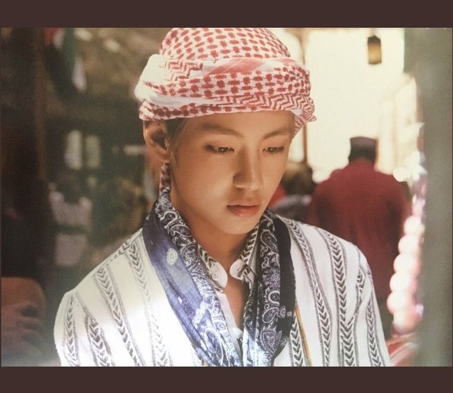 Lihat V BTS pakai sorban dan baju koko rasanya ingin diimami deh salatnya. Foto: Istimewa