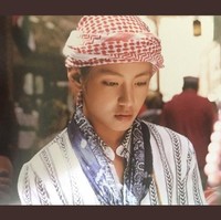 Lihat V BTS pakai sorban dan baju koko rasanya ingin diimami deh salatnya. Foto: Istimewa