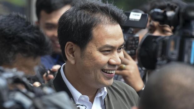 Politikus Partai Golkar Azis Syamsuddin, yang pernah diperiksa KPK dalam kasus korupsi e-KTP dan dana perimbangan, dicalonkan di posisi pimpinan DPR dan MPR.