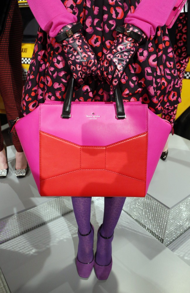 Tas dengan logo pita yang feminin, Beau bag dari koleksi musim gugur 2013 masih jadi incaran sampai sekarang. Foto: Dok. Getty Images