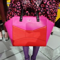 Tas dengan logo pita yang feminin, Beau bag dari koleksi musim gugur 2013 masih jadi incaran sampai sekarang. Foto: Dok. Getty Images