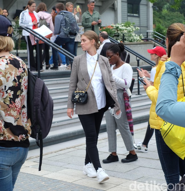 Berbadan dua bukan penghalang bagi wanita yang satu ini untuk tampil di ajang terbesar dalam kalender tenis internasional ini. Kemeja putih yang dibungkus blazer coklat klasik, serta sling bag Gucci bertali rantai emas, serta skinny pants dan sneakers putih jadi andalanya. Foto: Daniel Ngantung/Wolipop