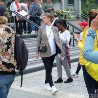 Berbadan dua bukan penghalang bagi wanita yang satu ini untuk tampil di ajang terbesar dalam kalender tenis internasional ini. Kemeja putih yang dibungkus blazer coklat klasik, serta sling bag Gucci bertali rantai emas, serta skinny pants dan sneakers putih jadi andalanya. Foto: Daniel Ngantung/Wolipop