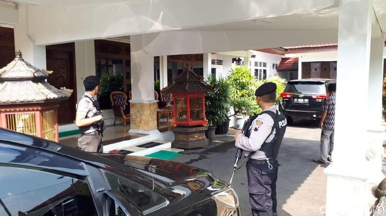 KPK Geledah Rumah Dinas Tersangka Suap Bupati Purbalingga KPK Geledah Rumah Dinas Tersangka Suap Bupati Purbalingga