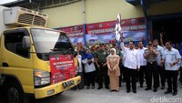 Direktur Utama Perum Bulog Budi Waseso (Buwas) melepas mobil boks yang mengangkut sembako.