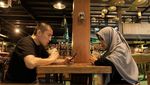 Intip Gaya Ngopi Ustaz Felix Siauw Bareng Istri dan Temannya di Sini