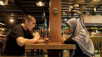 Duh serius banget minum secangkir kopinya. Judul fotonya juga serius, Bertentangan Namun Beriringan.  Foto: Instagram felixsiauw