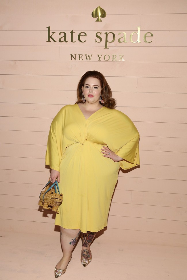 Aktris bertubuh sintal Tess Holliday mengenakan koleksi Kate Spade dengan tas rotan yang ikonik. Foto: Dok. Getty Images