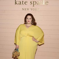 Aktris bertubuh sintal Tess Holliday mengenakan koleksi Kate Spade dengan tas rotan yang ikonik. Foto: Dok. Getty Images